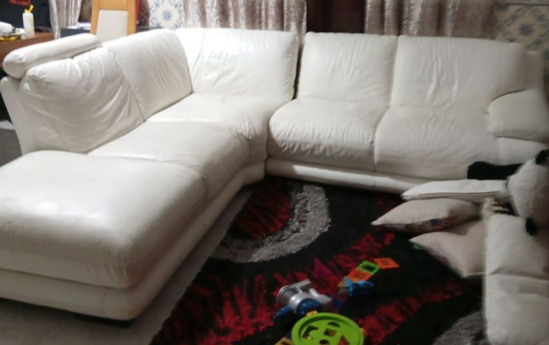 Sofá em L em estado razoável