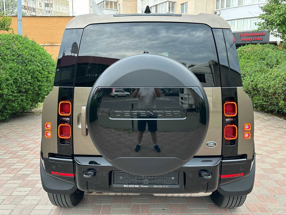 Land Rover Defender D300 X-Dynamic