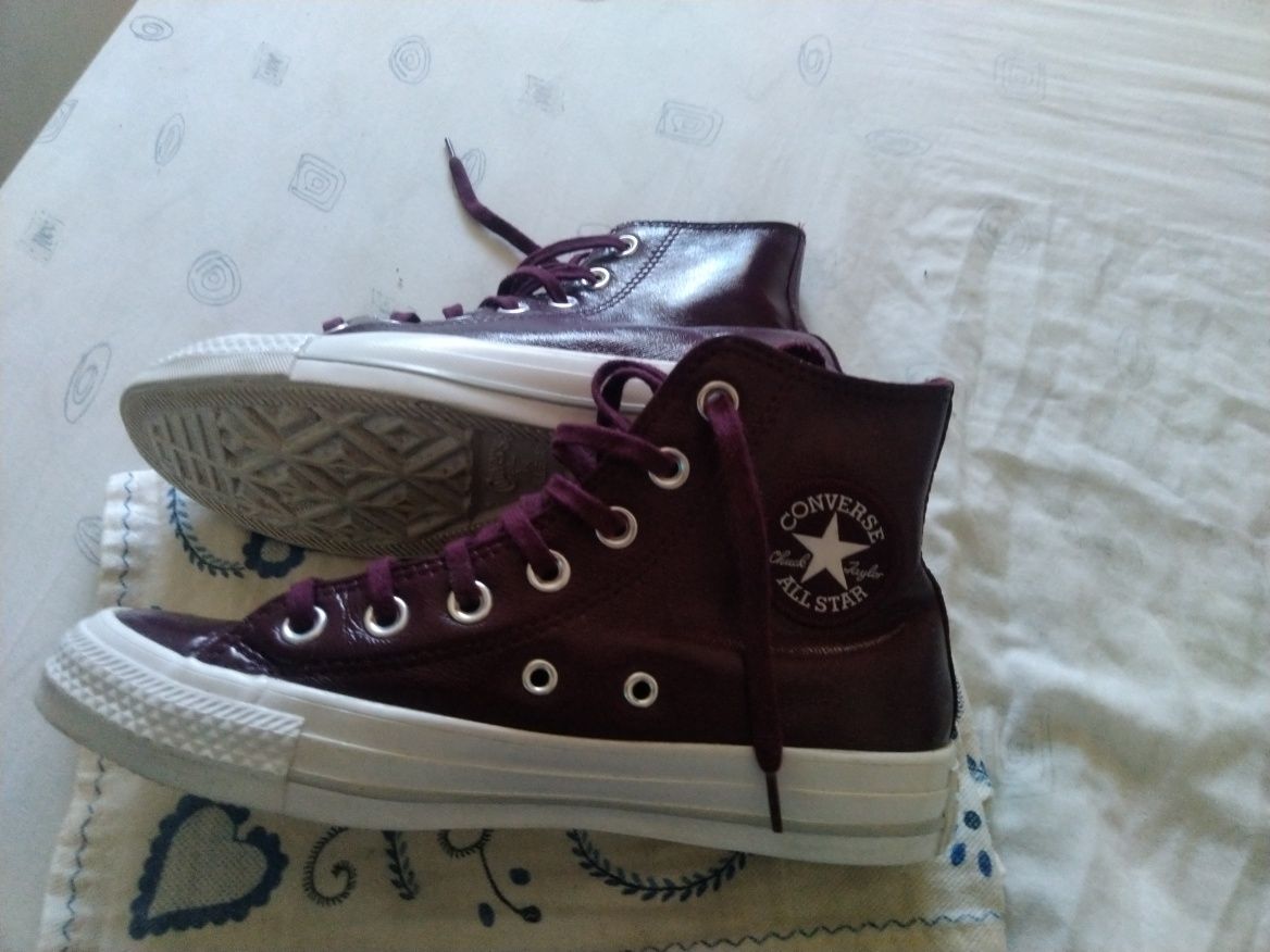 All Star  Chuck Taylor em Pele, Como novos