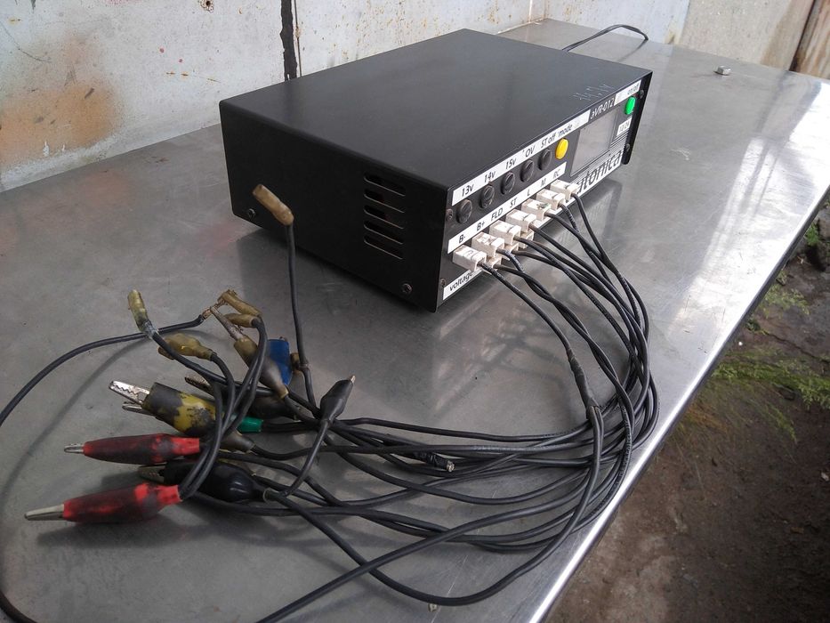 Тестер aVR-012 для проверки реле регуляторов генератора на столе.