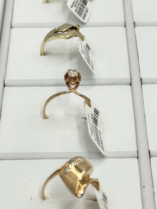 Złoty pierścionek z brylantami rozmiar 18