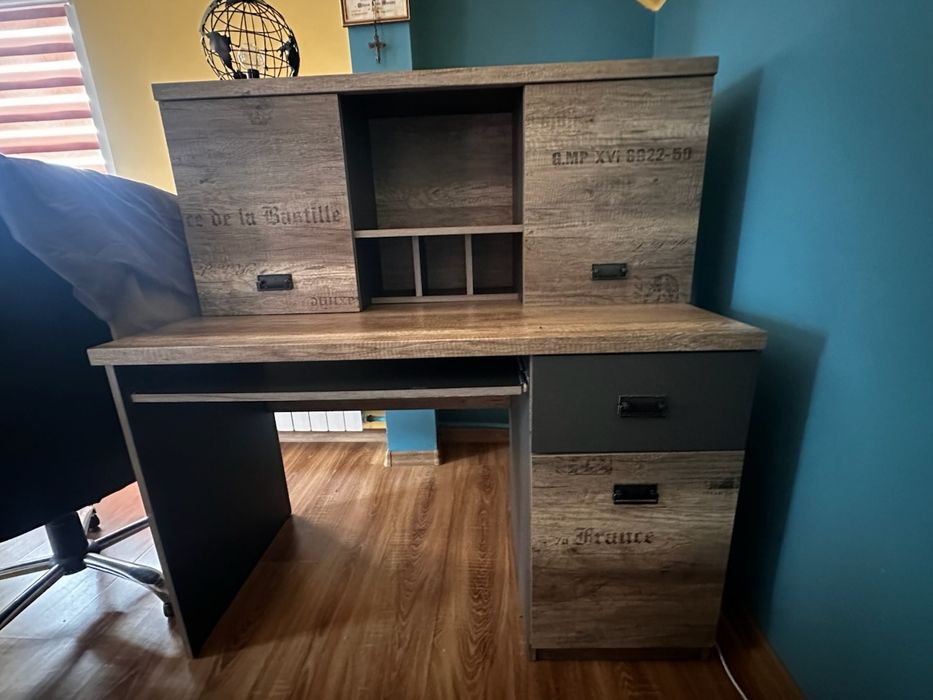 Biurko z szafkami wiszącymi