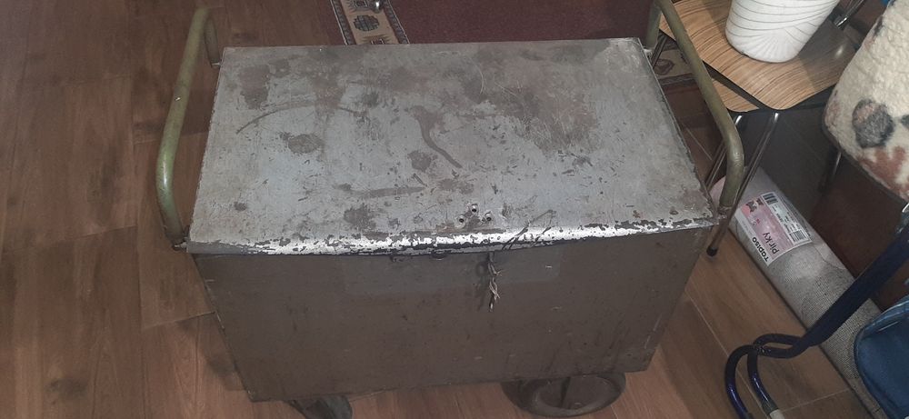 Skrzynia transportowa na kółkach