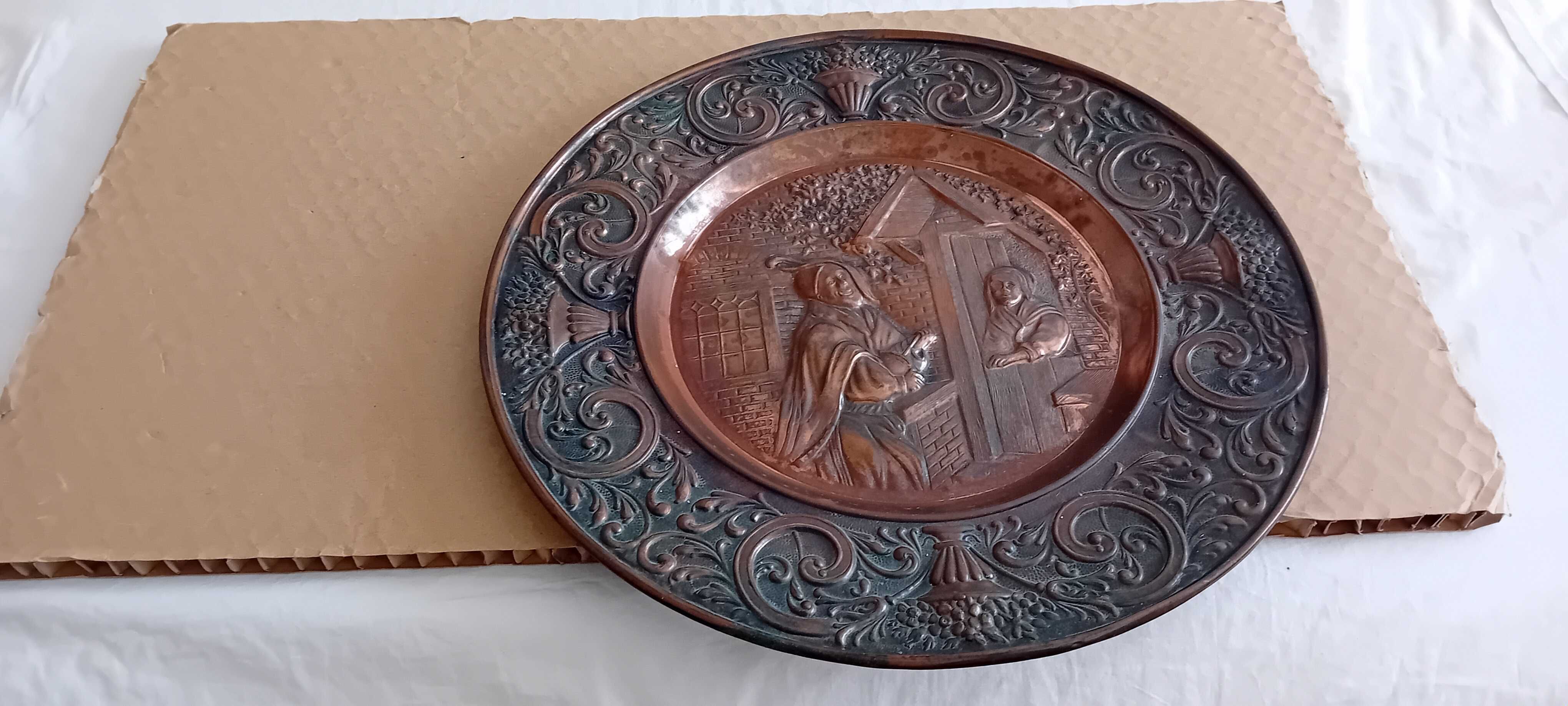 Grande Prato em Cobre com Decoração em Relevo!