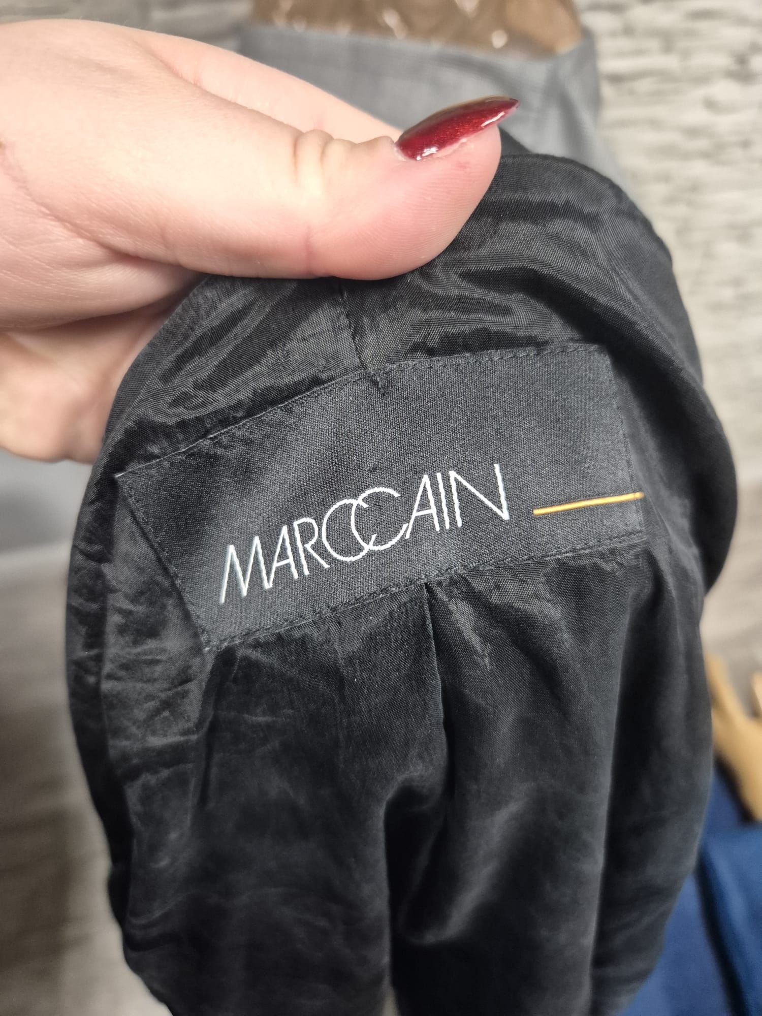 Czarna marynarka z ozdobnymi ramionami Marc Cain N5 Stan bdb
