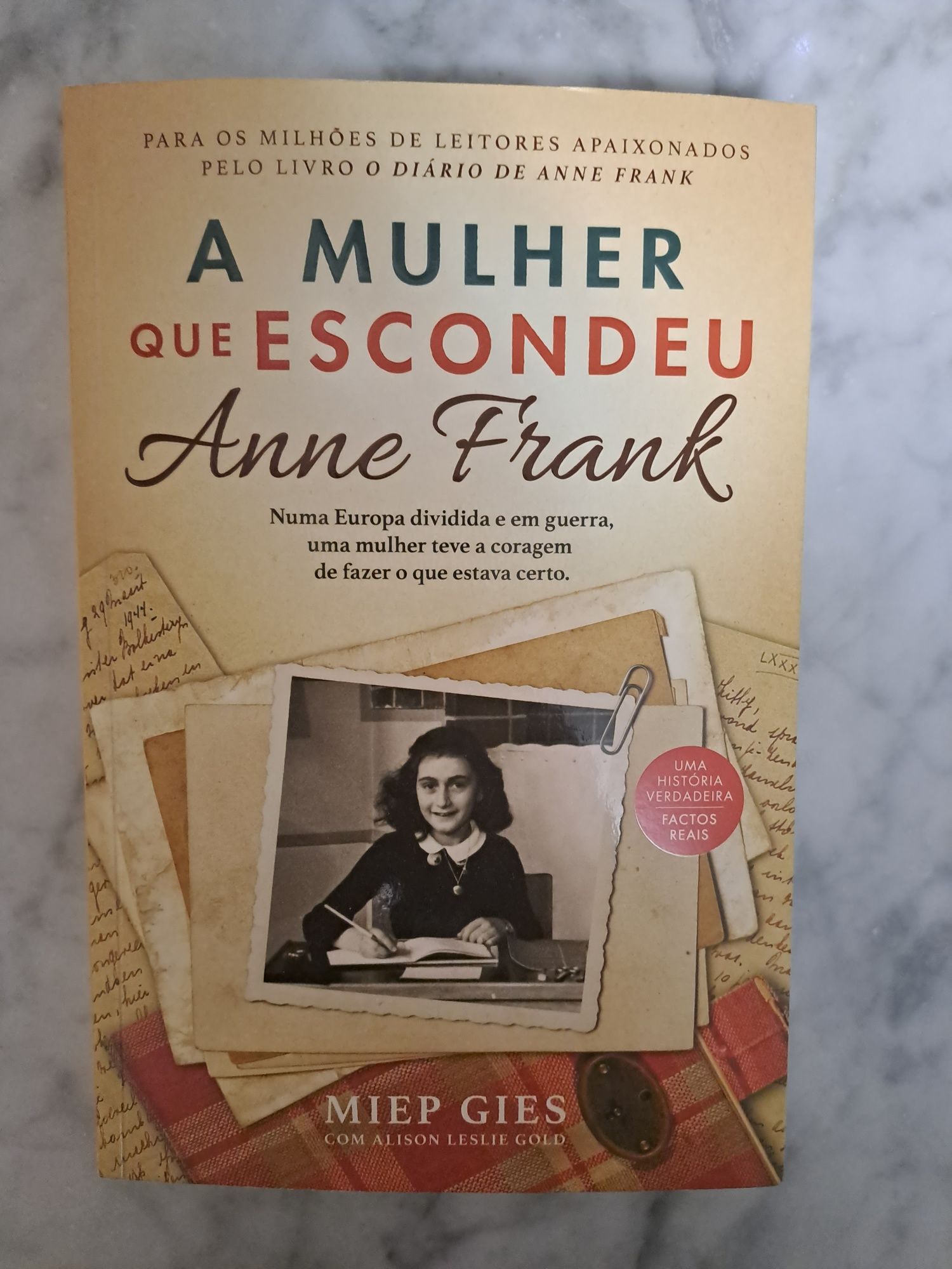 Livro "A Mulher que Escondeu Anne Frank"
de Miep Gies e Alison Leslie