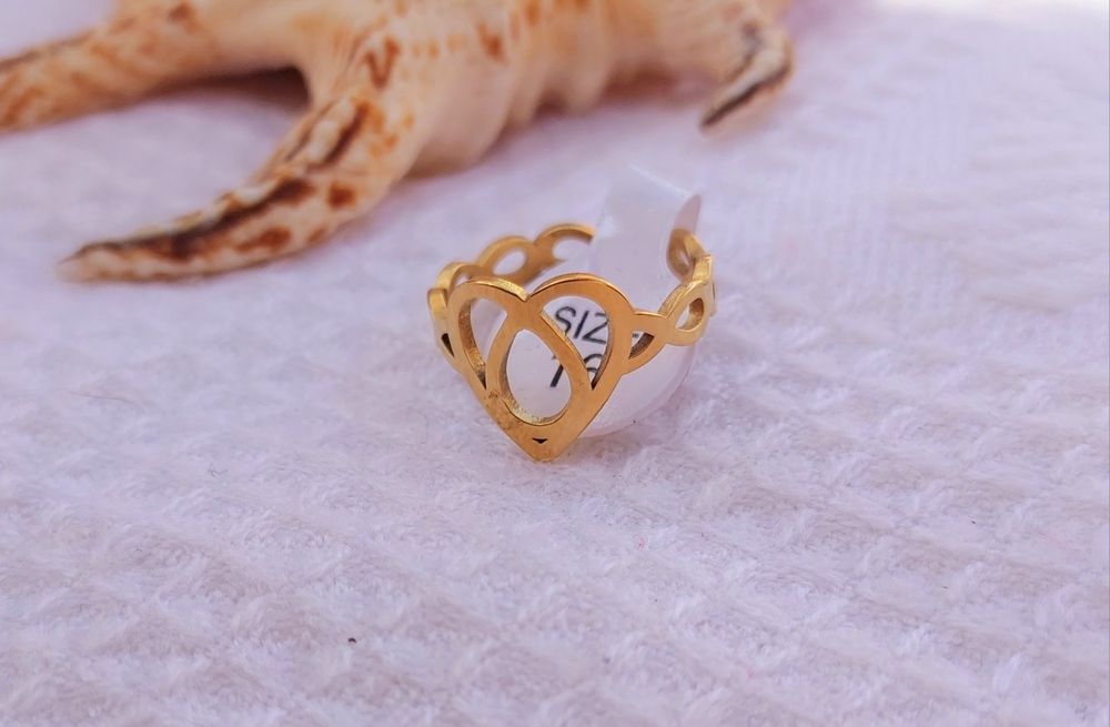 Anel de aço inoxidável dourado com coração