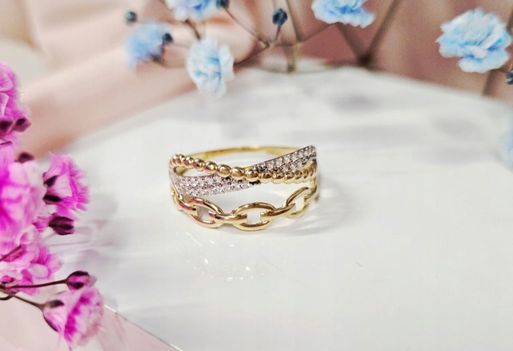 Złoty pierścionek, szeroki, cyrkonie, zawijany, kulki, pr 585 r. 19