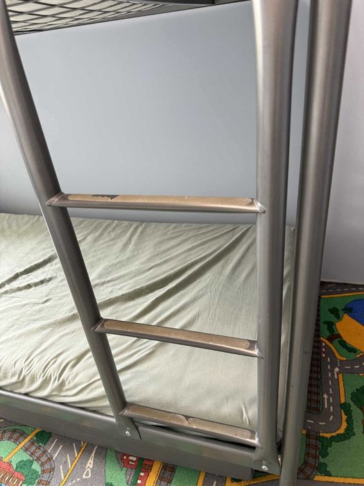 Łóżko pietrowe metalowe