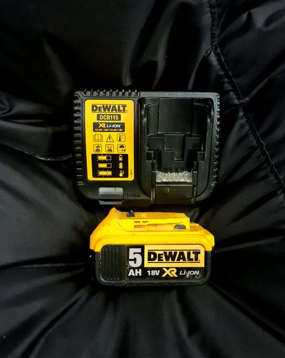 Зарядне DEWALT і акумулятор 5Аг