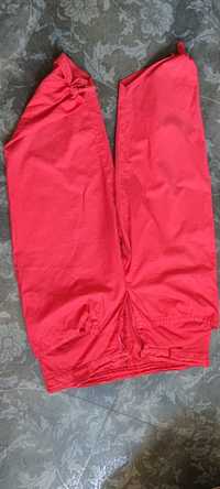 Czerwone płócienne spodnie