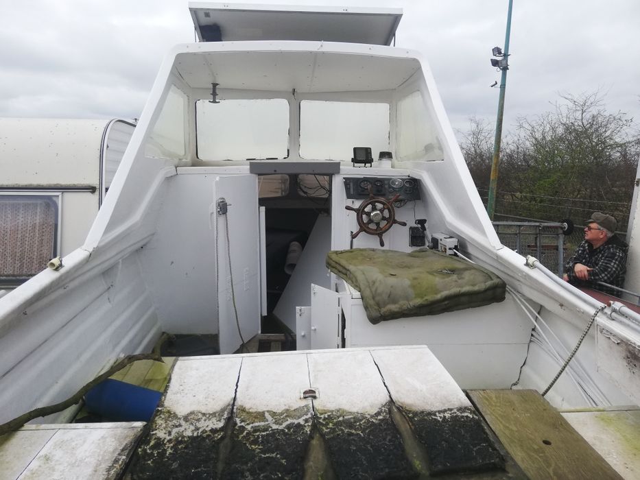 Łódź motorowa z canoppy