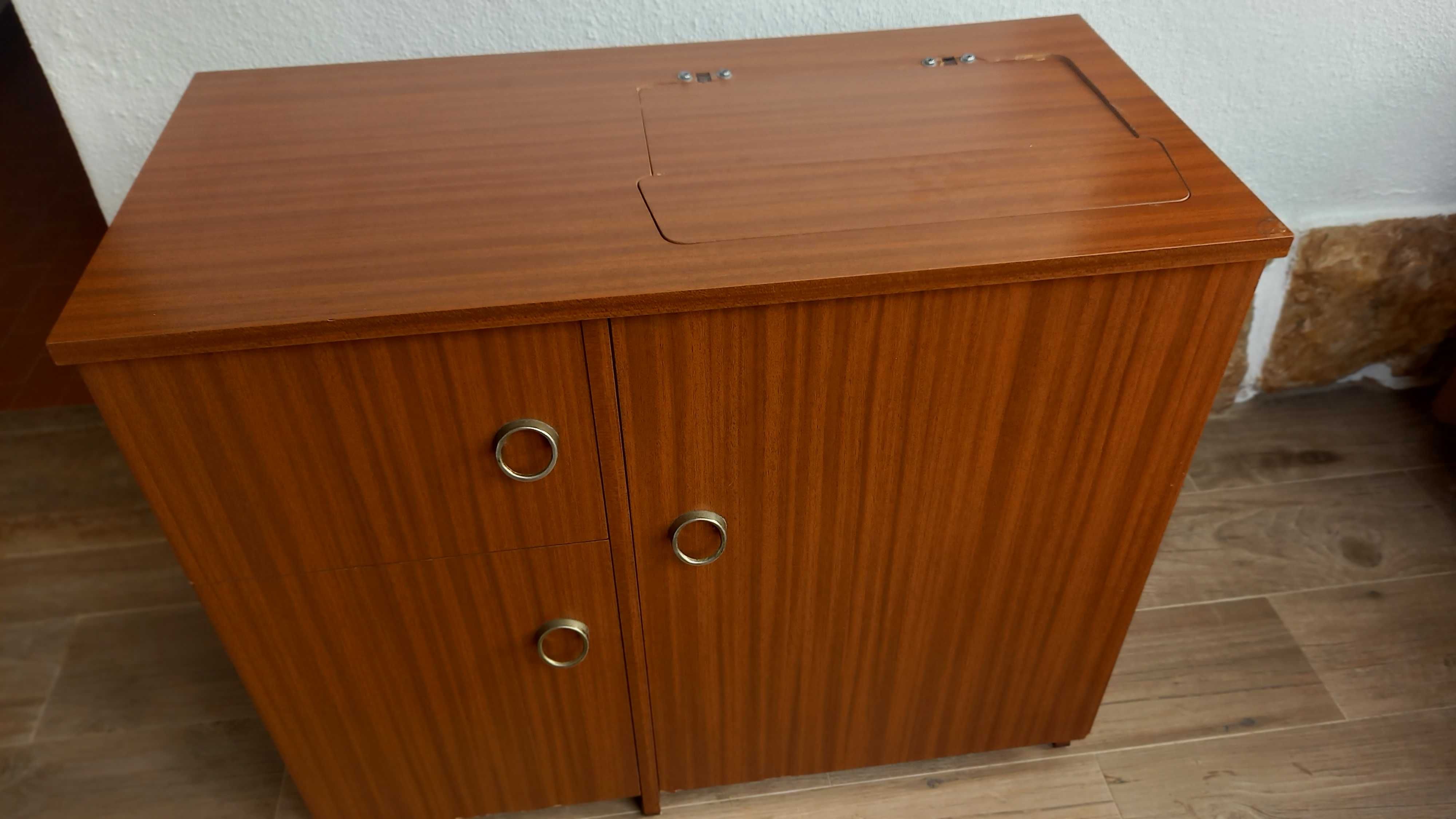 Maquina de costura eletrica Singer Facilita 288 com movel de 3 portas