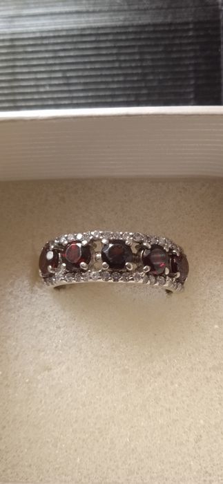 Продам новое  кольцо серебро 925 пробы с  гранатом р.17 вес 3.3