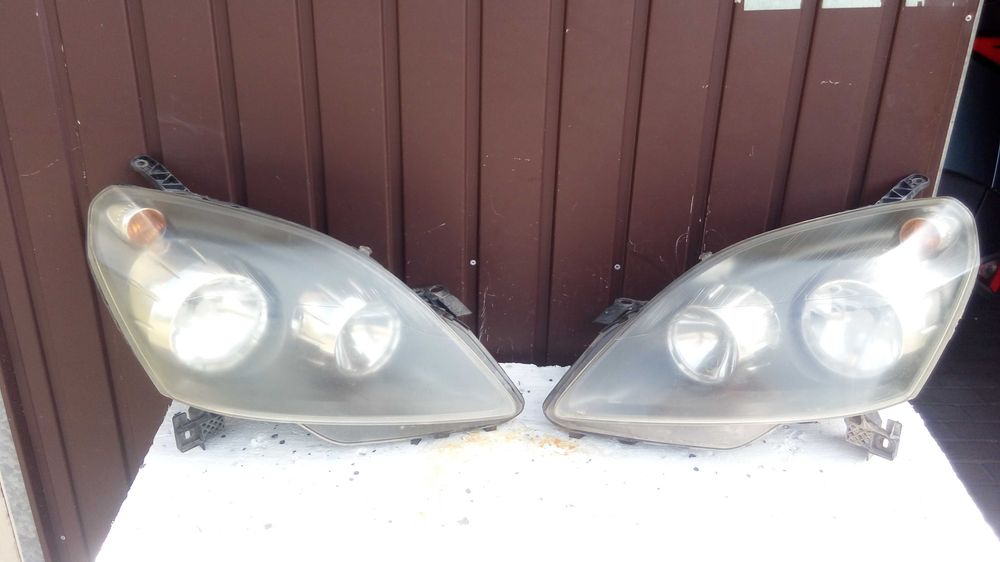 Opel Zafira B Lampa prawa lewa przód przednia