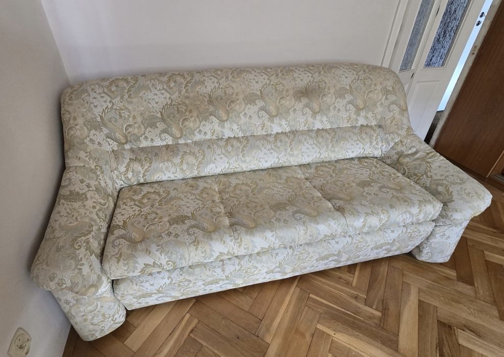 Jasna kanapa vintage z pojemnikiem na pościel