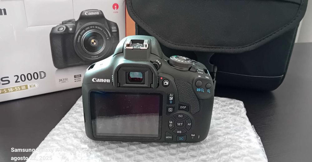 Máquina fotográfica - Canon EOS 2000D