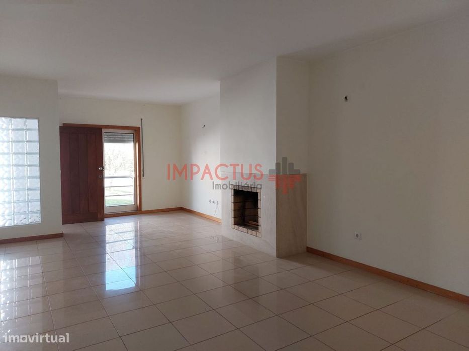 Moradia V3 com escritório em condomínio fechado