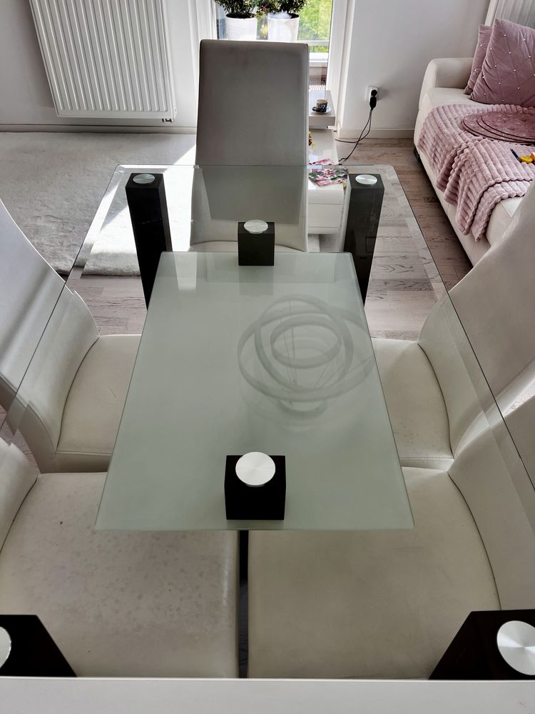 Stół szklany z 6 tapicerowanymi modnymi białymi krzesłami