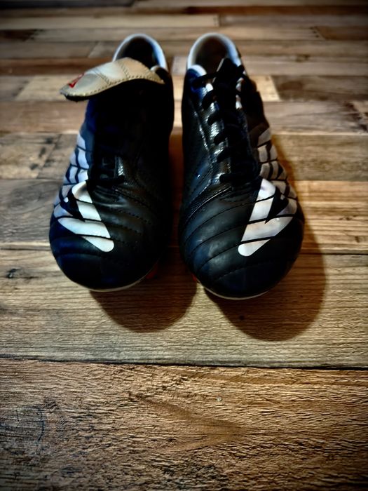 Sprzedam Buty Piłkarskie Korki Marki Umbro Czarne