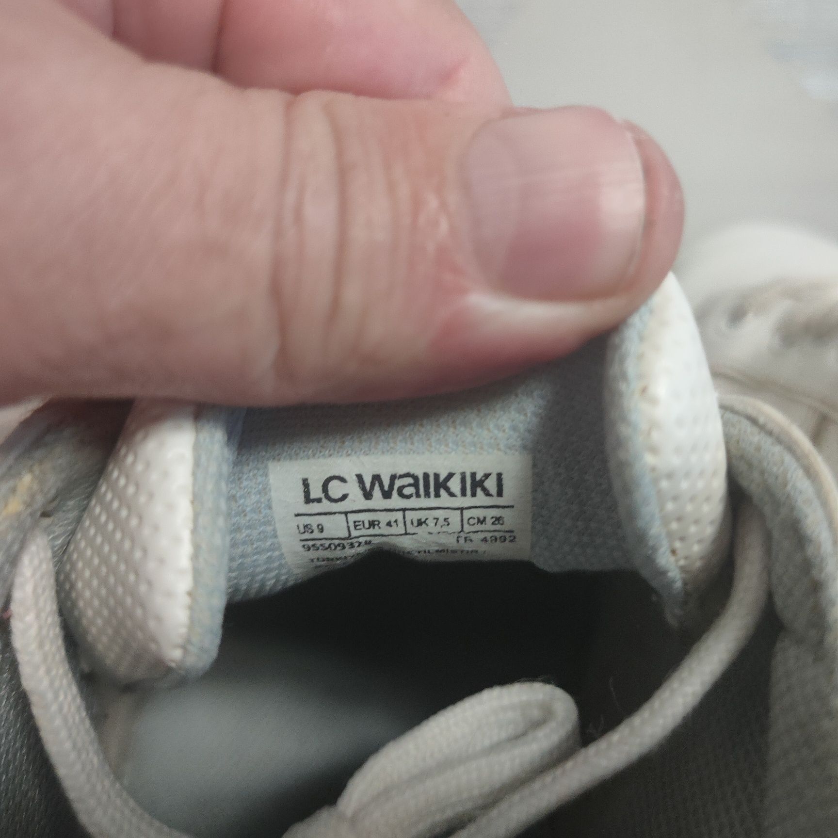 Продам кросівки фірма вайкікі 41 розміру в гарному стані