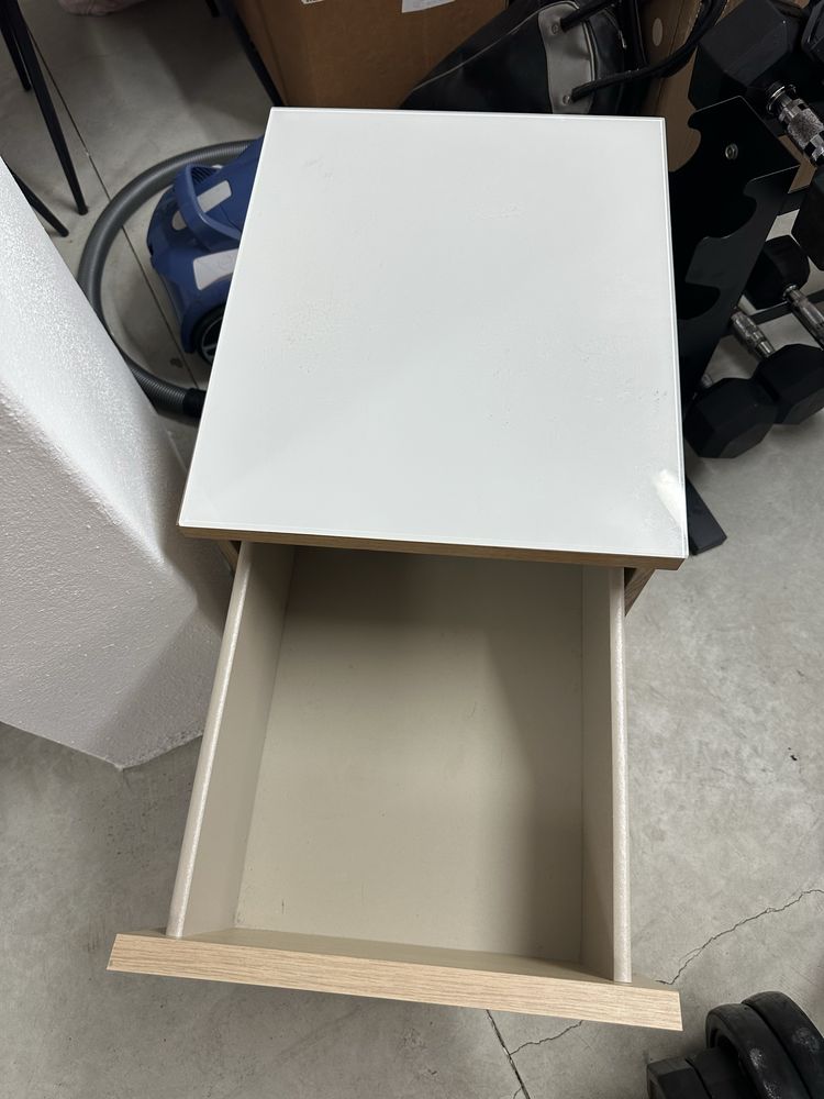 Mesa de Cabeceira IKEA