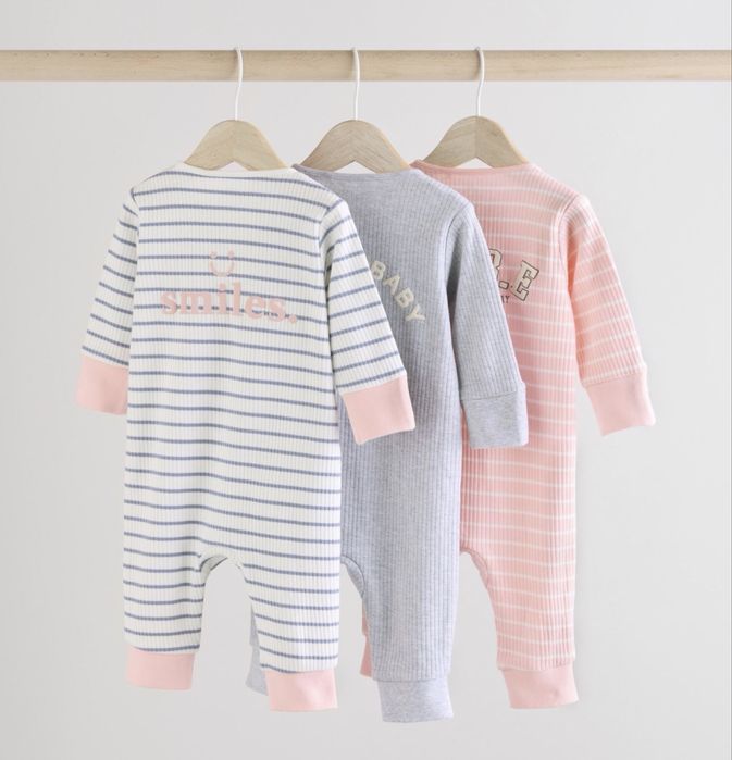 Продам 3 ромпера 62 розмір з шапочками