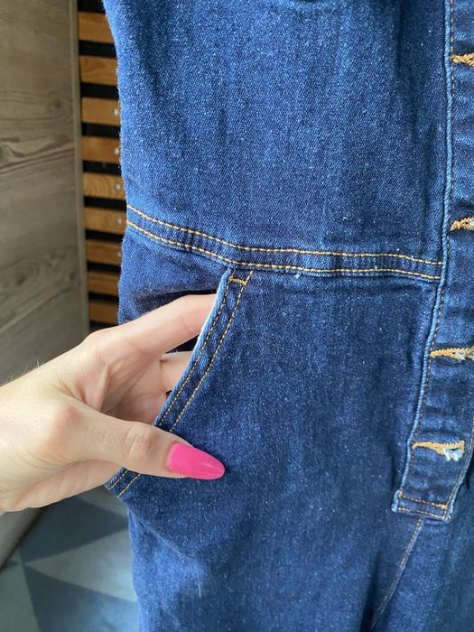 Продам жіночий джинсовий комбінезон.