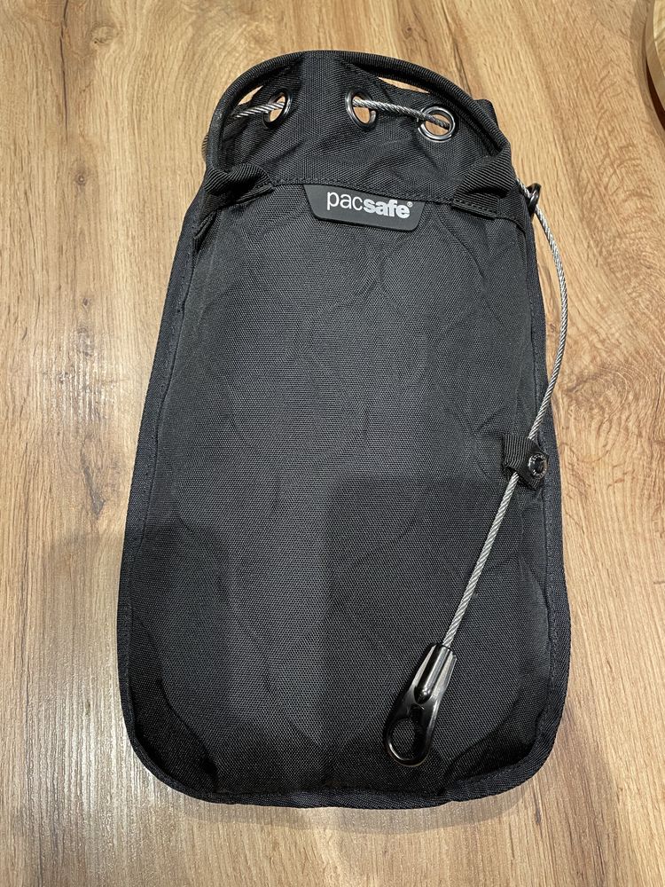 Sejf podróżny antykradzieżowy mały Pacsafe Travelsafe 3l Czarny