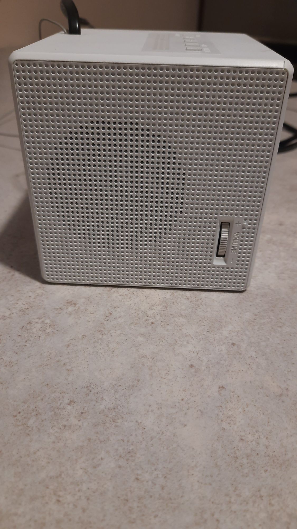 Radiobudzik Sony biały