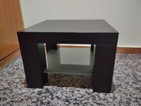 Mesa quadrada de madeira cor venge com vidro fosco