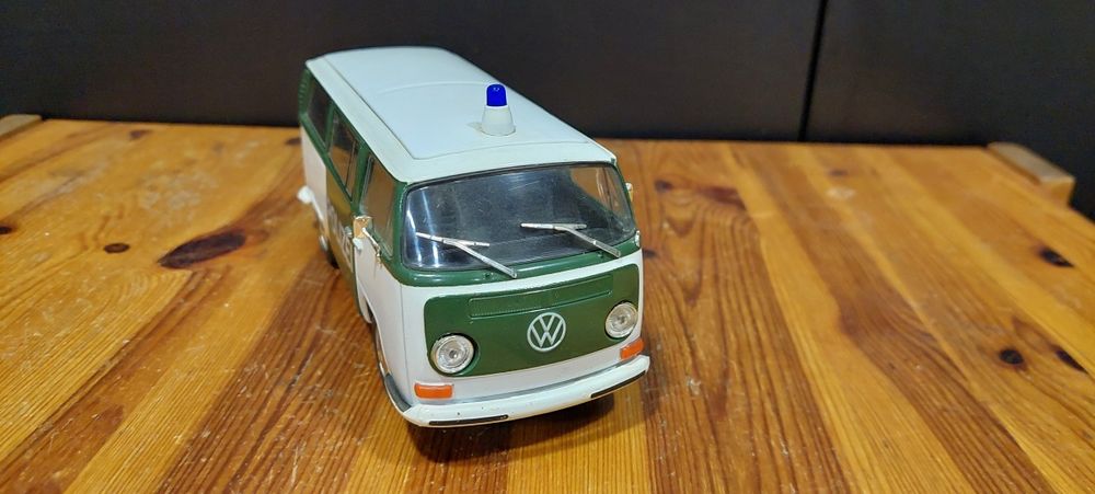 Model 1:24 Volkswagen Vw Transporter T2 Polizei Welly