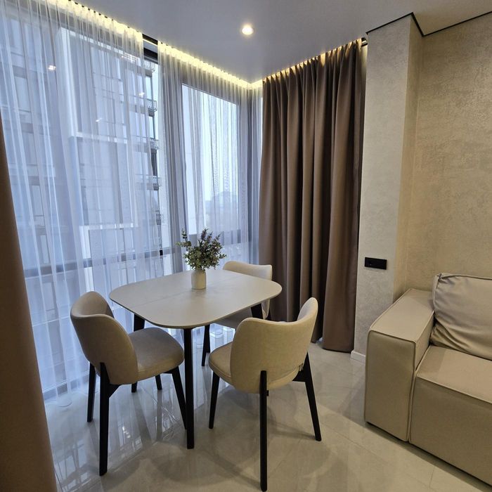 МАНХЕТТЕН/ОЗЕРО/стильна квартира з кухнею-студією