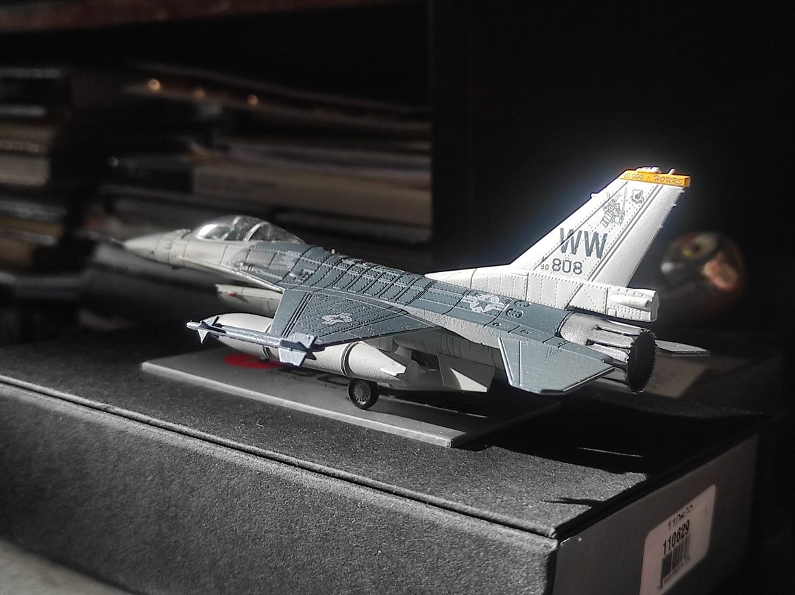 F 16 Falcon, Ф 16, модель самолёта, 1/100, НОВЫЙ