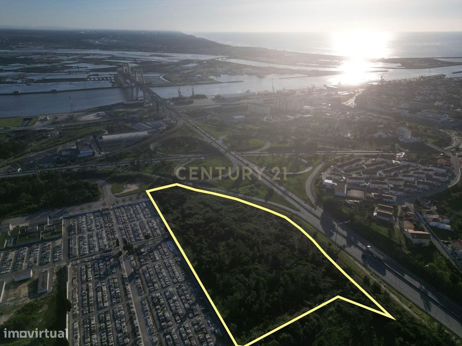 Oportunidade de Investimento: Dois Terrenos Contíguos com Potencial Co