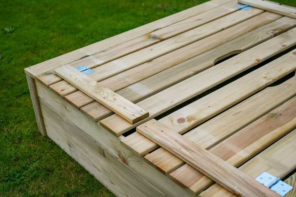 Drewniana zamykana piaskownica dla dzieci