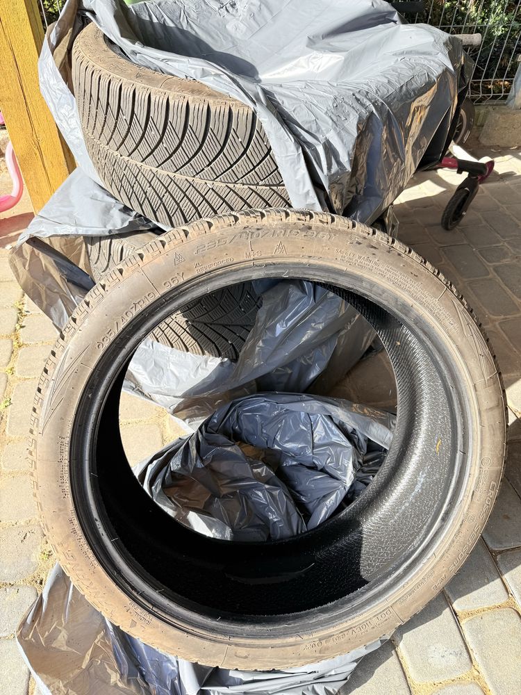 Opony wielosezonowe 235/40R19