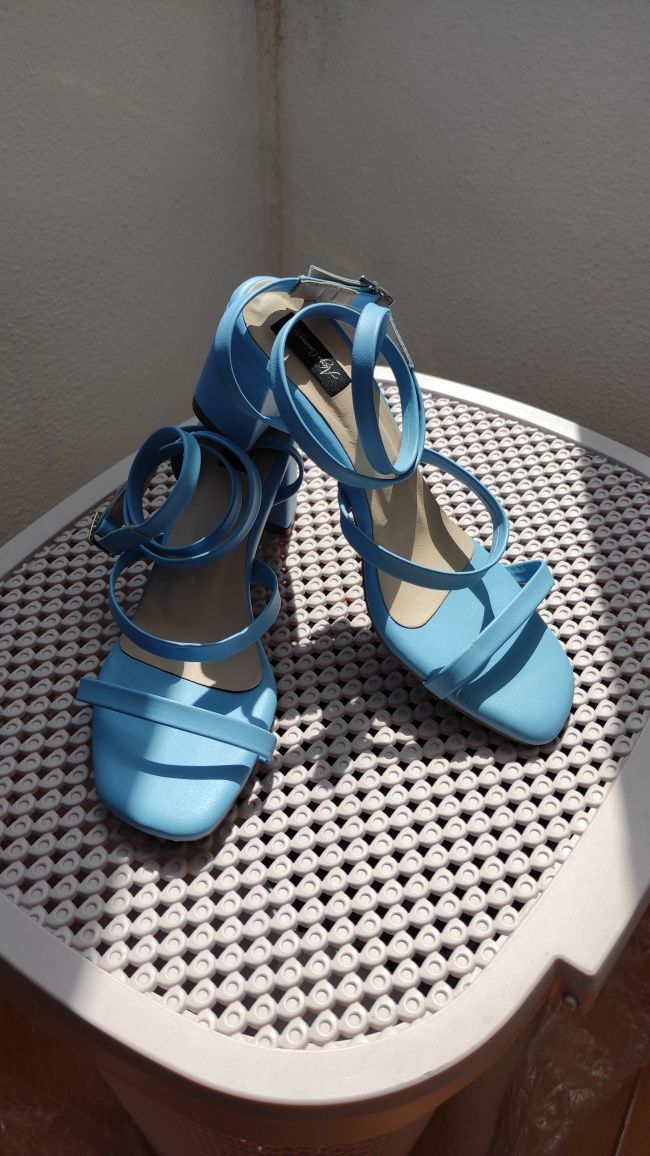 Sandálias azul clara como novas
