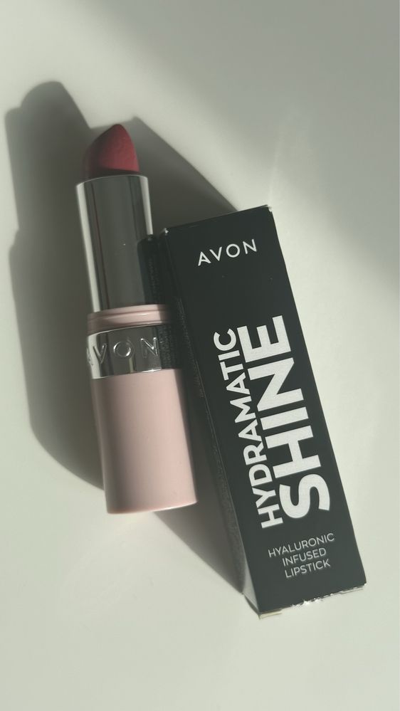 Avon Hydramatic Shine Hyaluronic Infused lśniąca szminka  Rose Berry