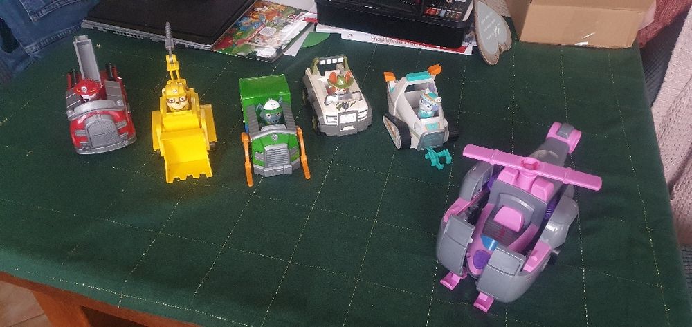 "Psi Patrol" postacie i pojazdy