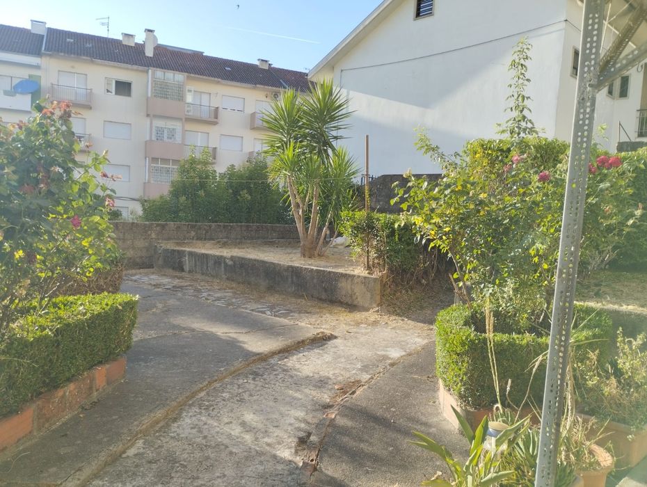 T4 na Rua Mateus Fernandes, Covilhã, entrada privativa, estacionamento