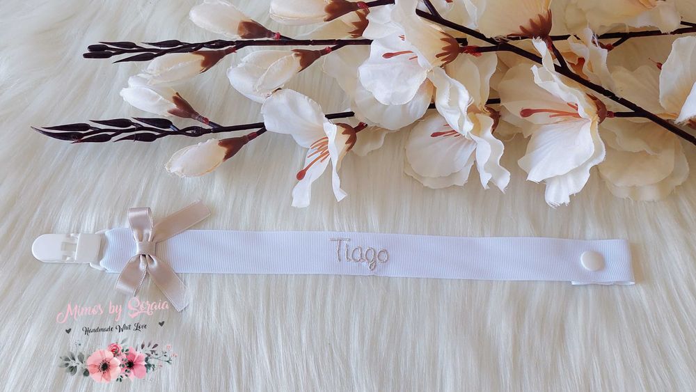 Prende-Chuchas /Chupeta - Bordado e personalizado c/ laço