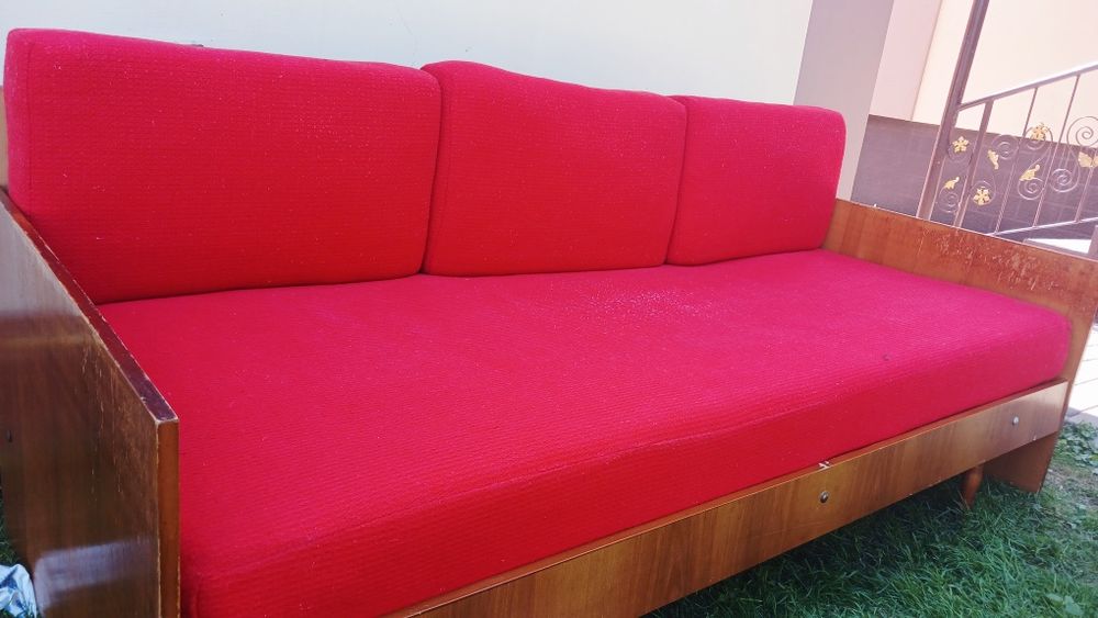 Тахта у хорошому стані.