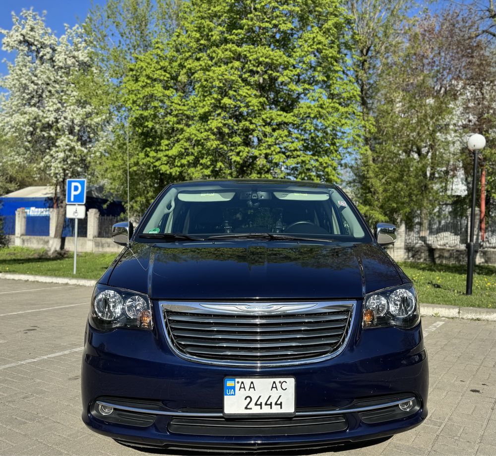 Продам авто Chrysler Town&Country Touring L Anniversary Edition 2015