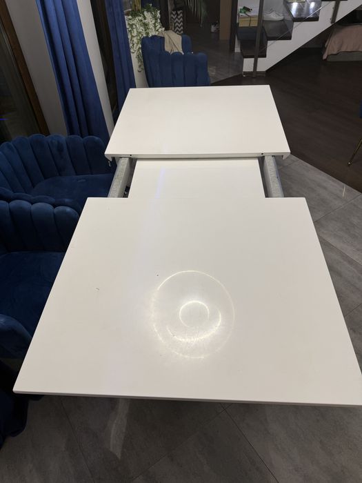 Stół lakierowany biały.