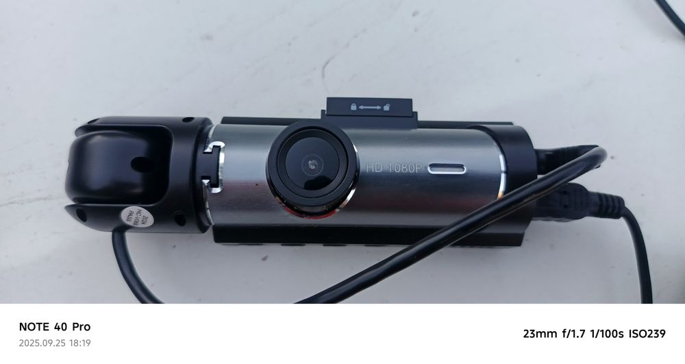 Продам відеорегістратор з двома камерами.