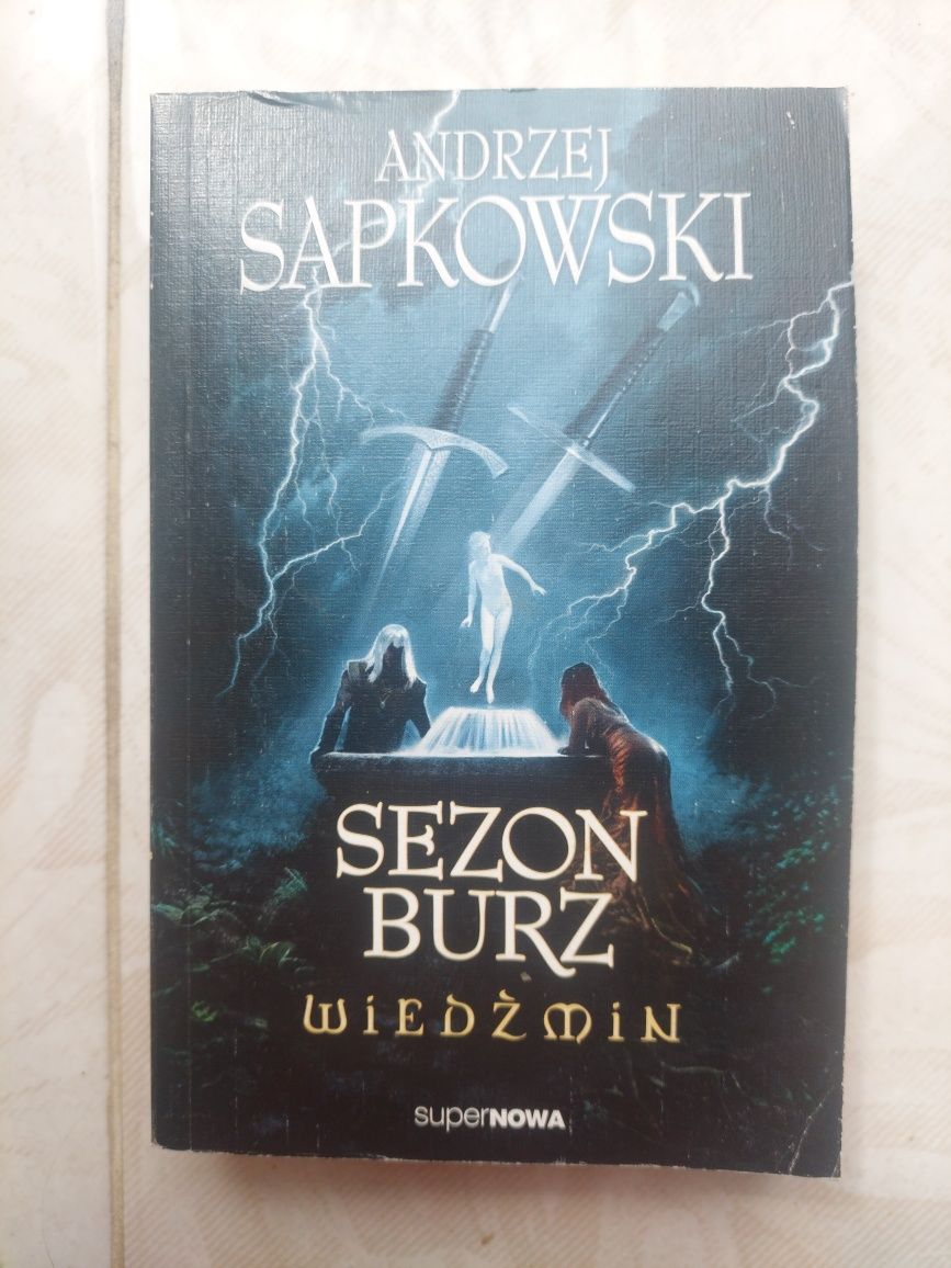 Книга "Sezon burz" польською "Сезон гроз"