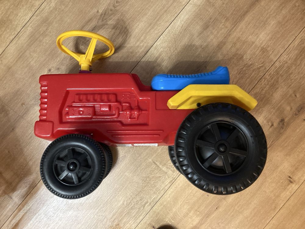 Klasyczny retro jezdzik traktor bajtruck