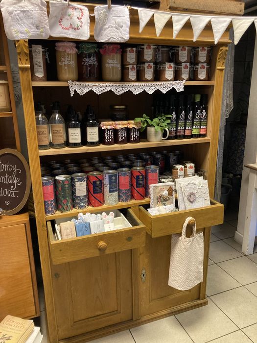 Stary drewniany kredensik