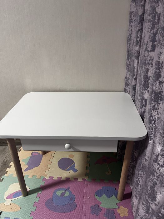 Дитячий стіл з стільчиком